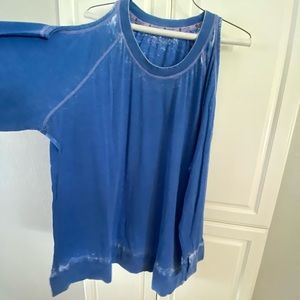 Cold shoulder fade wash sweatshirt